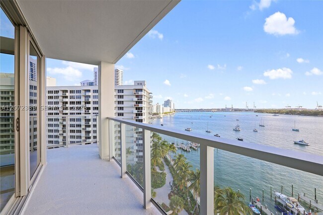 Building Photo - 1500 Bay Dr E