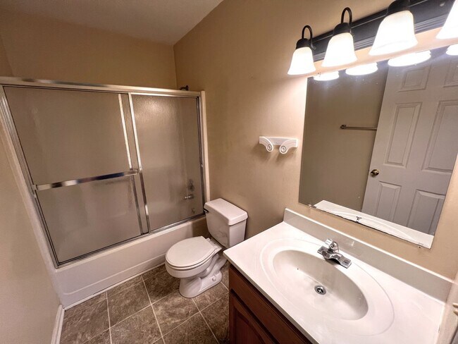 Building Photo - 1404 Valleywood Dr