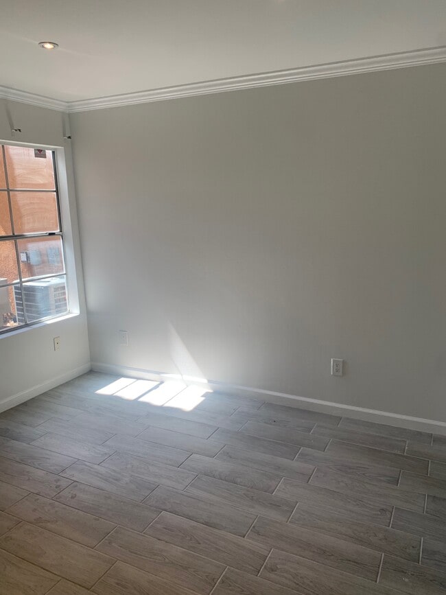 Building Photo - Lakeshore 6E