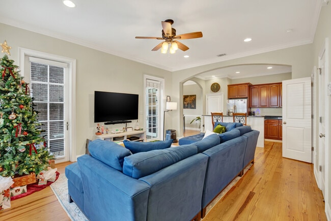 Building Photo - 407 E Hull St