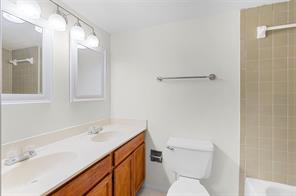 Building Photo - 6095 Village Cir N