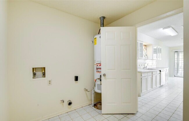 Building Photo - 6115 Briar Glade Dr