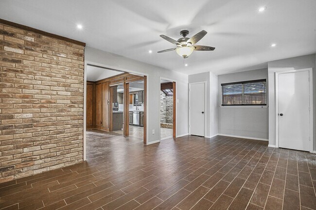 Building Photo - Elegantly Renovated Hickory Creek Home!