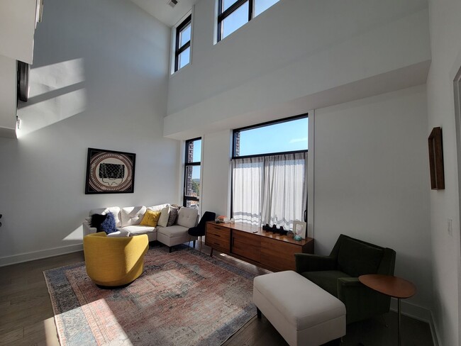 Building Photo - Two Bedroom, Two Level Luxury Penthouse Co...