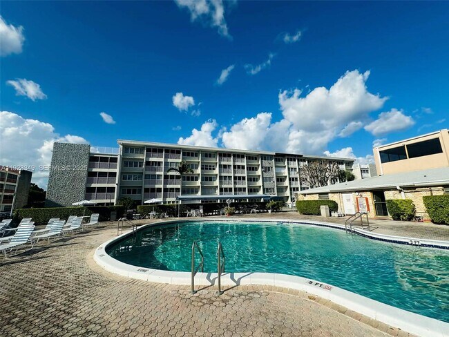 Building Photo - 330 SE 2nd St