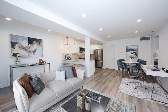 Building Photo - 1241 N Bosworth Ave