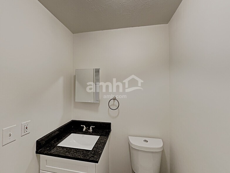 Building Photo - 2558 75 E