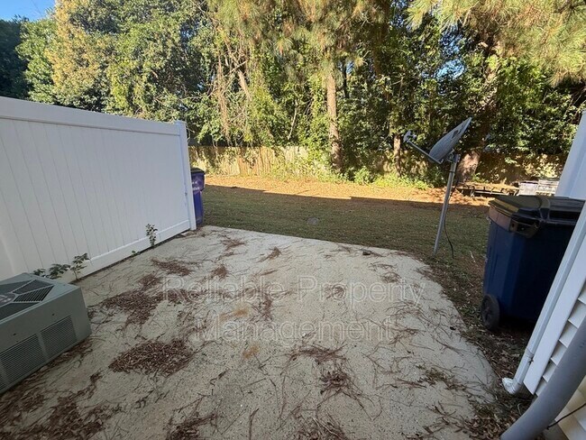 Building Photo - 420 E Rose St