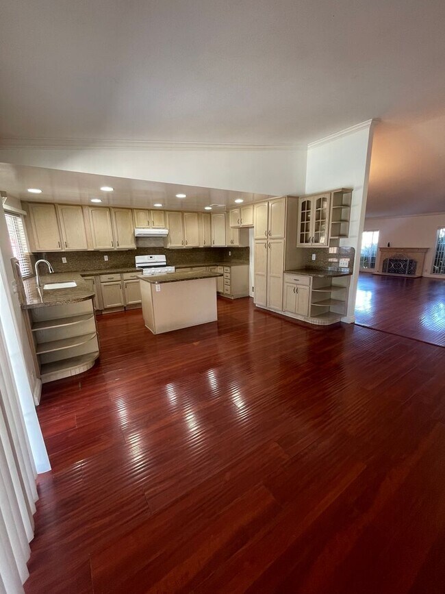 Building Photo - Beautiful 3 Bedroom, 2 Bathroom House w/ a Pool For Rent in Mission Viejo!