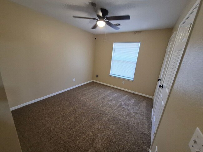 Building Photo - 5907 Deer Lake Dr