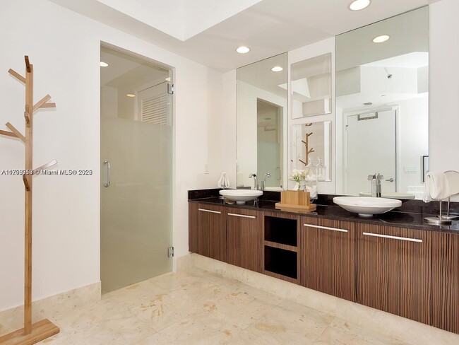 Building Photo - 2711 S Ocean Dr