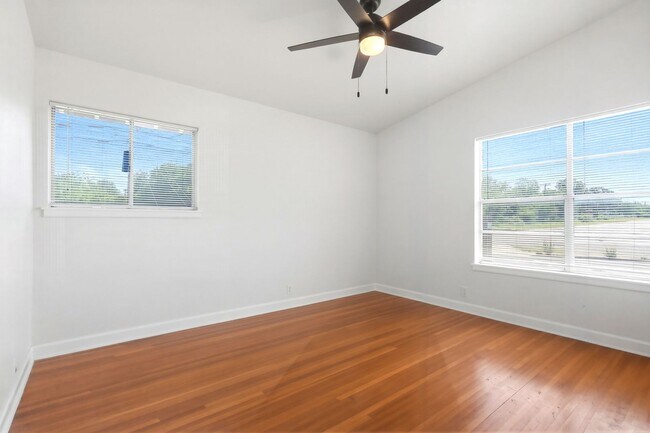 Building Photo - Prime North Central Location!