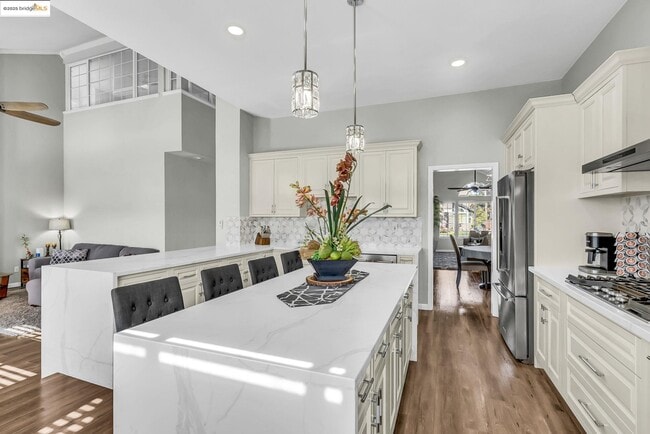 Building Photo - 2435 Pinehurst Ct