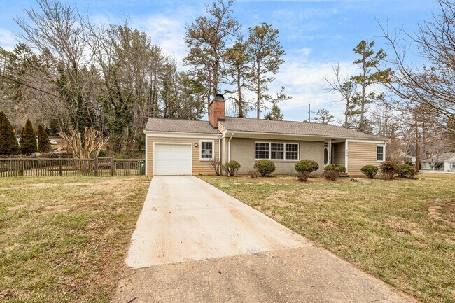 Building Photo - Bright & Inviting 2-Bedroom Home with Fenced-In Yard, Garage & Lawn Care Included