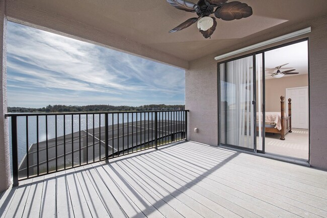 Building Photo - Large, Executive style 3/2.5 Lakefront/POO...