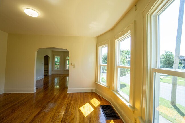 Building Photo - AVAILABLE 8/1/26 - Spacious First Floor Ap...