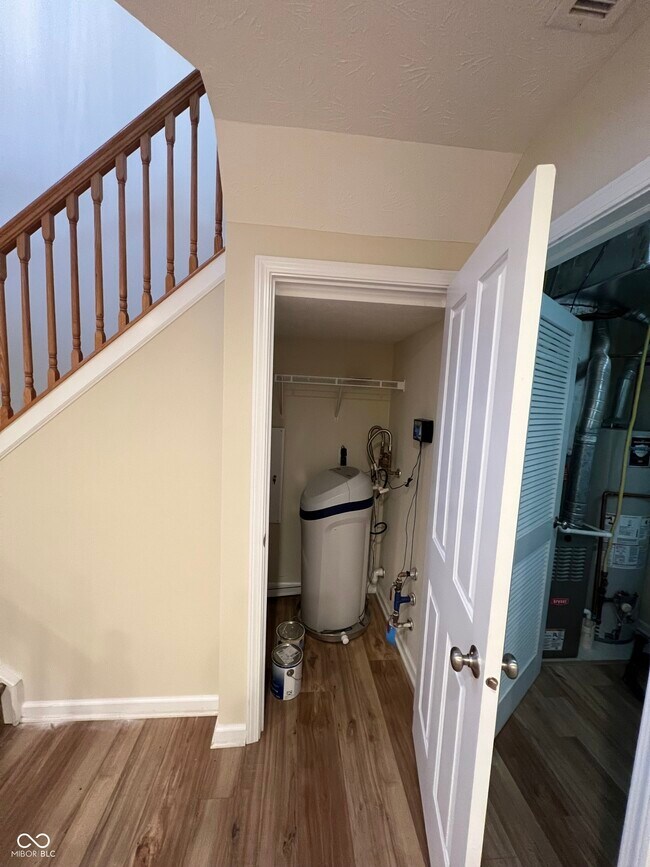 Building Photo - 3522 N Golden Gate Dr