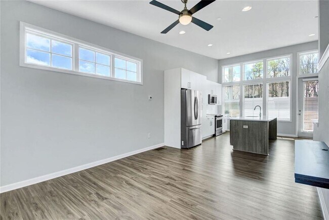 Building Photo - 900 Brees Ct