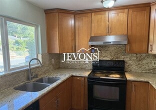 Building Photo - Spacious 5 bedroom home with two kitchens,...