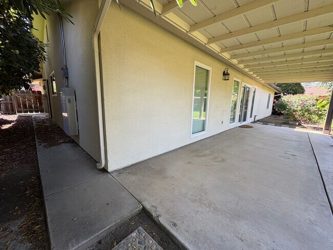 Building Photo - Beautiful Home with solar Rent Ready!