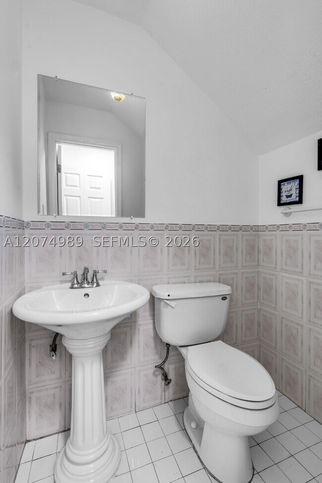 Building Photo - 627 W 68th St