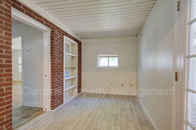 Building Photo - 607 W 19th Ave