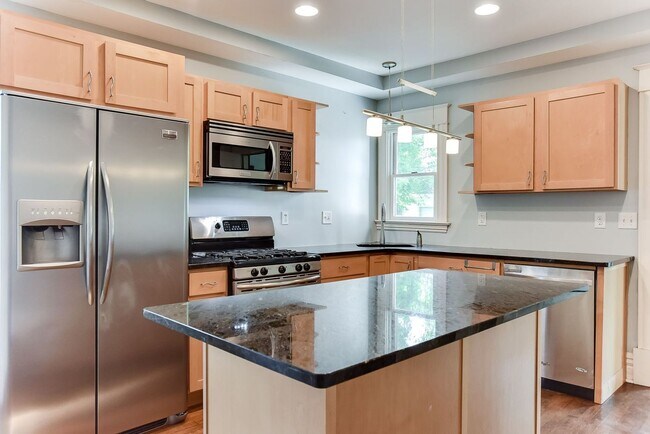 Building Photo - Renovated 3 Bedroom 2 bathroom house. Superb Master suite.