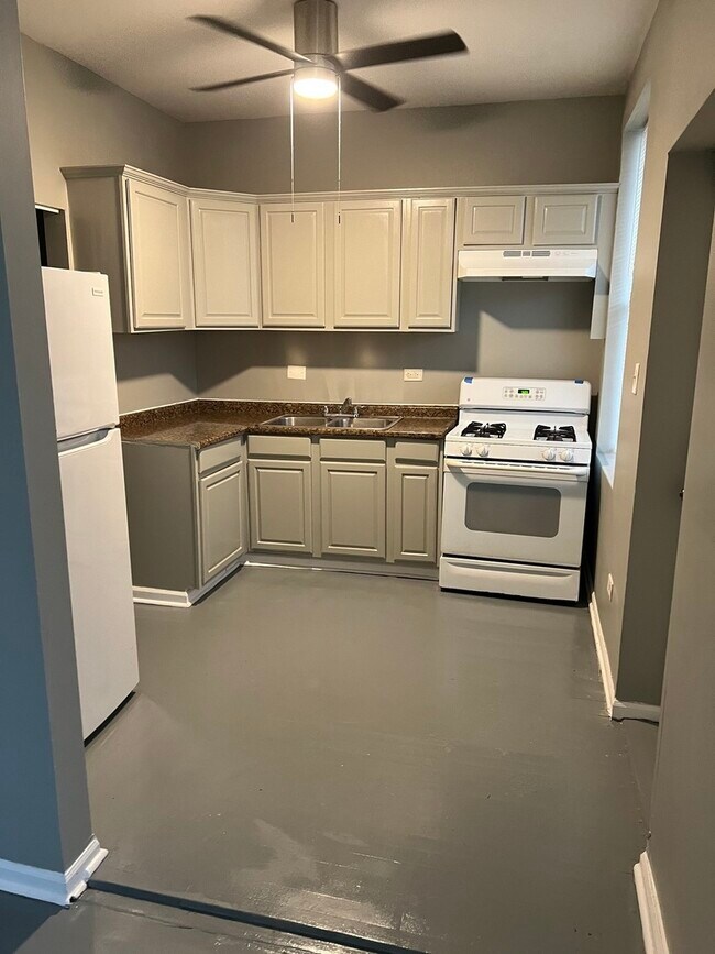 Building Photo - 8914 S Cottage Grove Ave