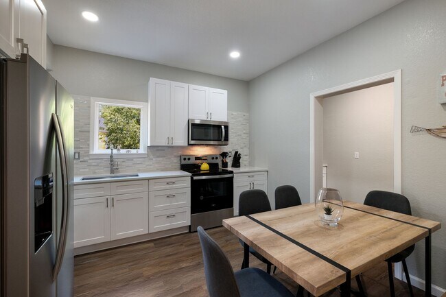 Building Photo - Prime Location! Beautifully Updated 3-Bedroom Duplex Near The Pearl & Downtown