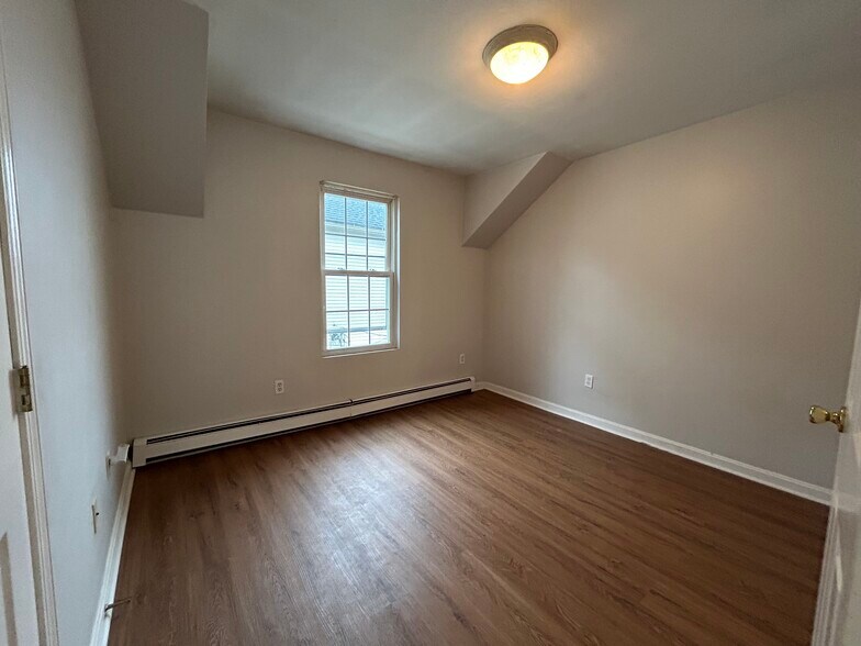 Building Photo - 4 Carlstad St