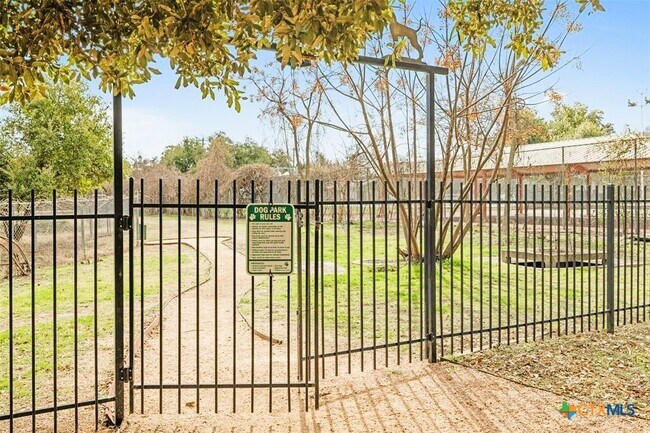 Building Photo - 13420 Lyndhurst St