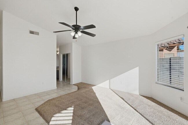 Building Photo - Four beds! Gilbert Location!