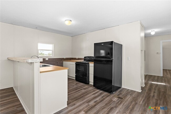 Building Photo - 40 Locust Dr