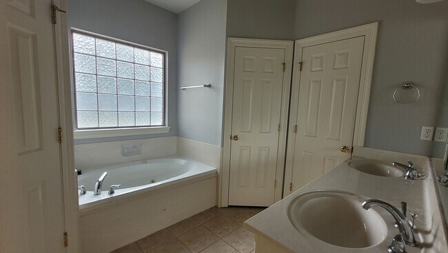 Building Photo - Beautiful 3 bedroom with large fenced yard & conveniently located