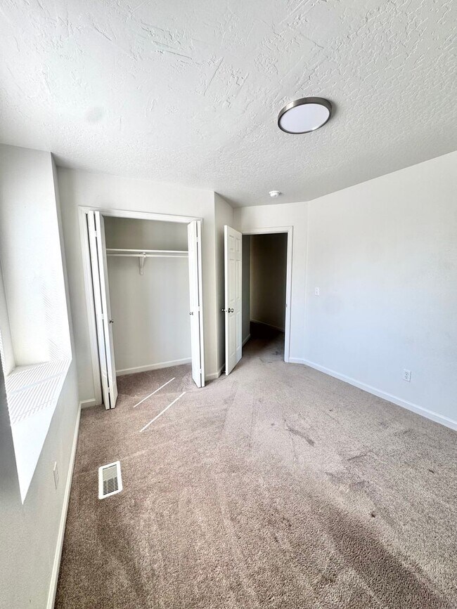 Building Photo - Spacious 5-Bedroom Home in Prime Nampa Location