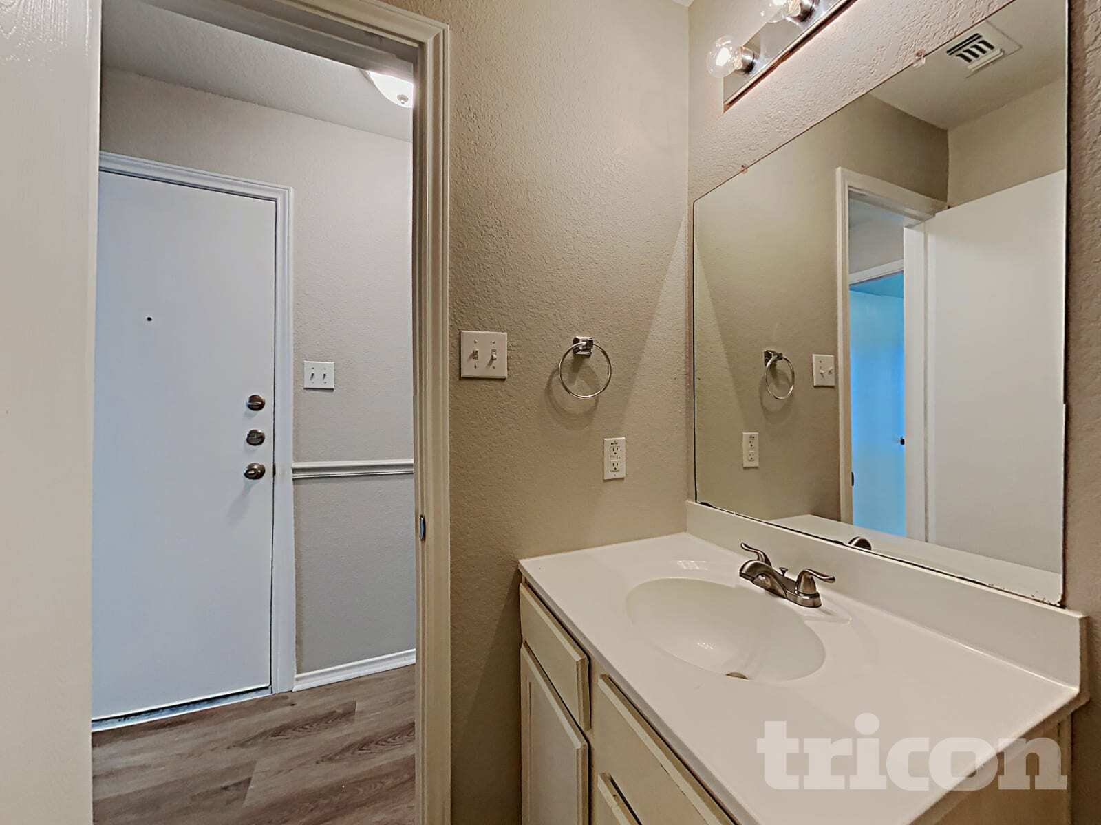 Building Photo - 2007 Mission Cove