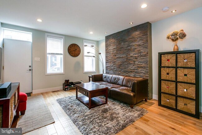 Building Photo - 2233 Latona St