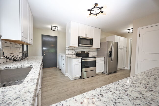 Building Photo - 661 Sycamore Dr