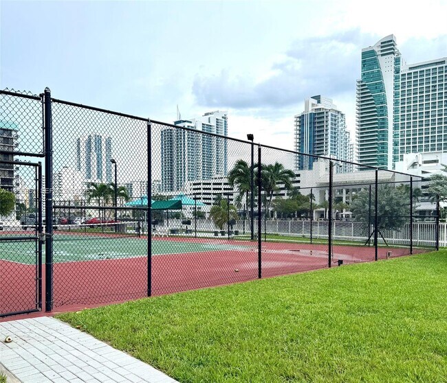 Building Photo - 400 Leslie Dr