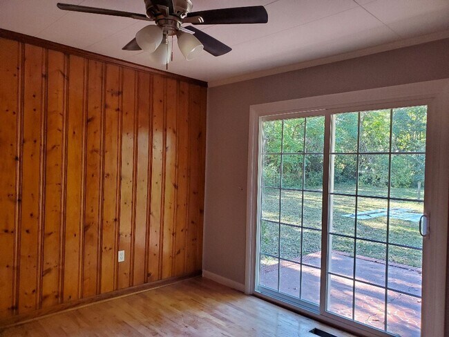 Building Photo - 1120 Edgewood Dr