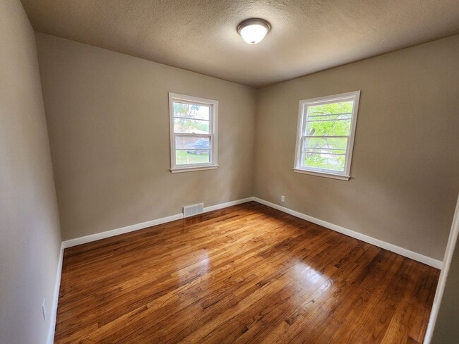 Building Photo - Spacious 2 Bedroom Ranch Home