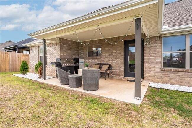 Building Photo - 707 W Jillian St
