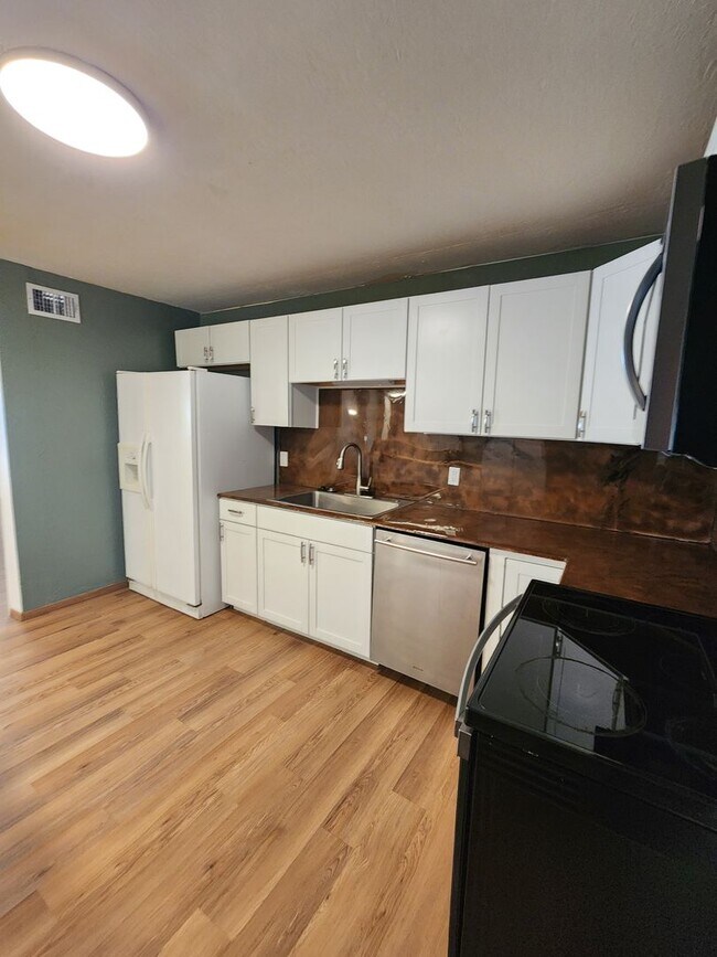 Building Photo - 3 Bedroom 2 Bathroom