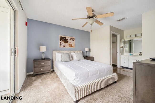 Building Photo - 1000 Palm Pl Dr NE