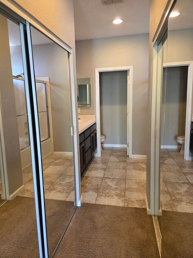 Building Photo - Broadstone - 3bdrm, 2 bath - Close to Shopping, Park & Schools!