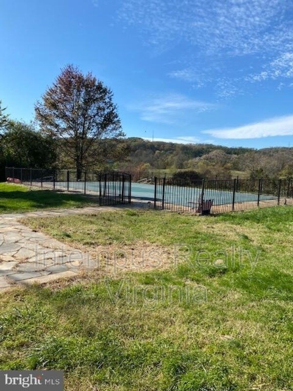 Building Photo - 7296 Fenton Farm Ln