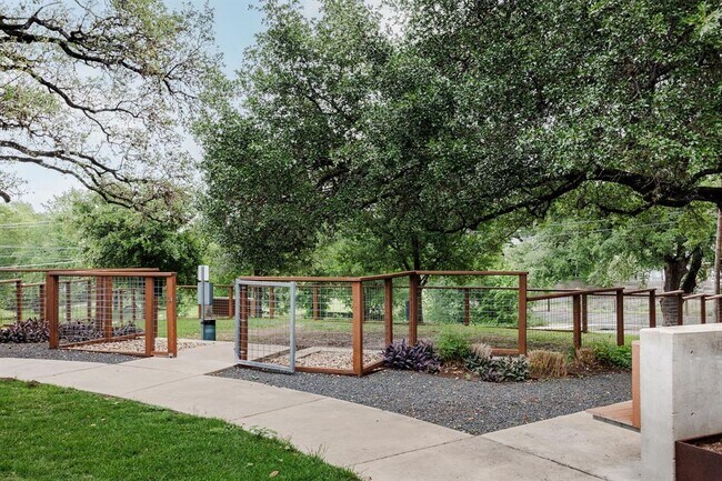 Building Photo - 801 N Bluff Dr