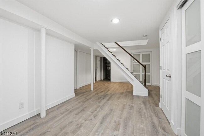 Building Photo - 81 Glen Ave