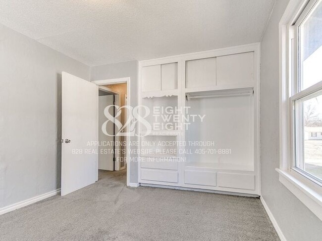 Building Photo - 3 Bed/1 Bath Single Family Home Available Now! Within 5 miles of TAFB!