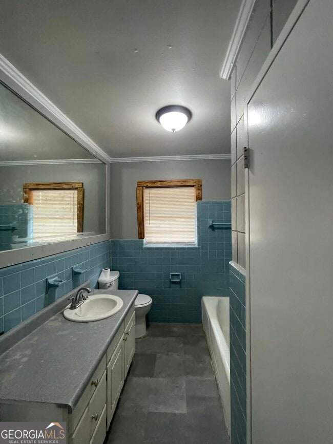 Building Photo - 113 Lakeview Dr
